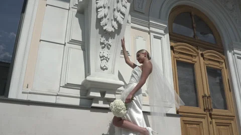 Bride posing in front of a beautiful building Vidéo 246154608