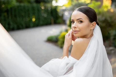 Bride posing with white veil during wedding day Stock-Fotos