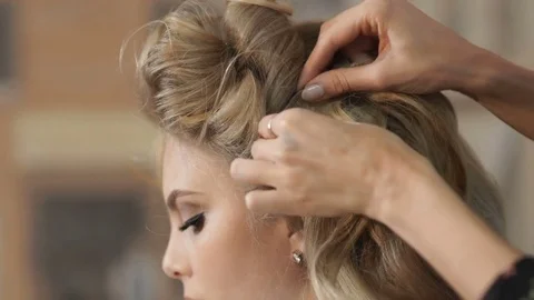 Bride preparing for the wedding. Hair Styling Видео 72409507