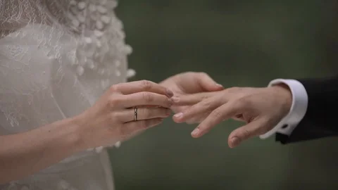 Bride put the groom a ring Video stock 102368998