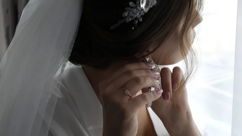 Bride puts on an earring 스톡 동영상 130054480