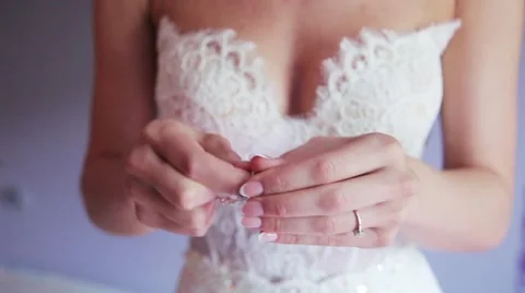 The bride puts on the hand bracelet Video stock 57483123