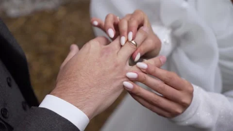 The bride puts a ring on the groom's finger during the wedding ceremony Video stock 248157952