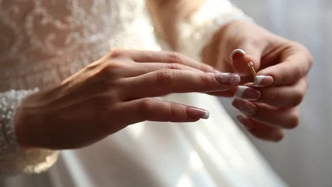 The bride puts a wedding ring on her finger Видео 123895018