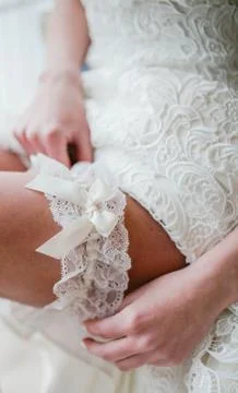 The bride putting on garter Foto stock