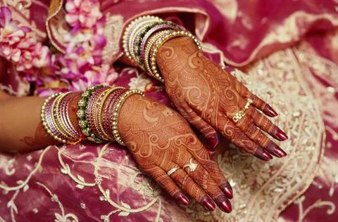 Bride showing mehandi on both hands MR Foto stock