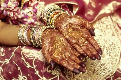 Bride showing Mehndi pattern on hands in marwadi marriage, bombay mumbai, ... Foto stock