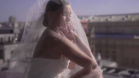 The bride sits on the parapet at the edge of a skyscraper Stockbeeldmateriaal 262355340