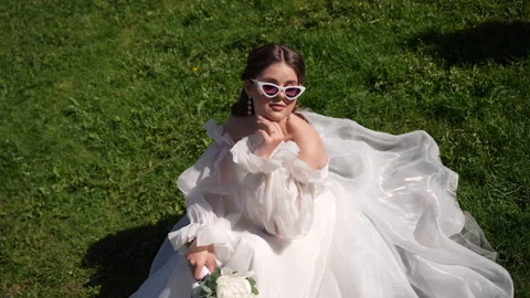 Bride sitting on the grass Vidéo 246155430