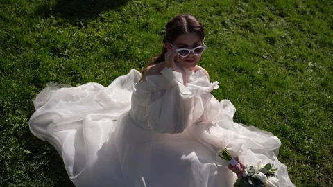 Bride sitting on the lawn Vidéo 246153453