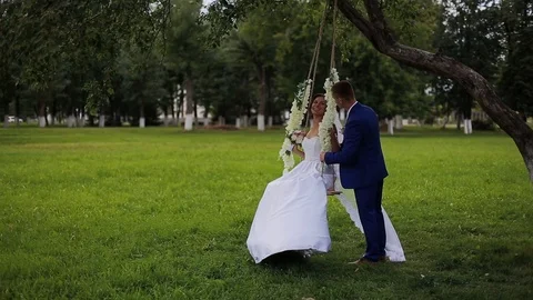 The bride is sitting on a swing. Vidéo 106008084
