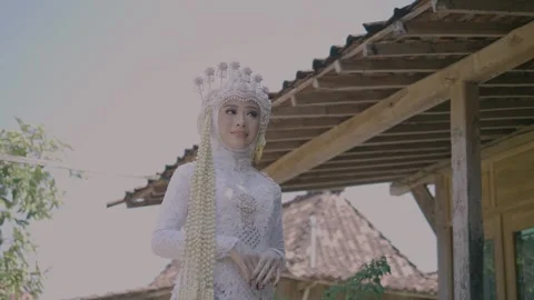 Bride smile looking front yard with white gown 2 库存影片 219377878