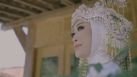 Bride smile looking front yard with white gown 库存影片 219377904