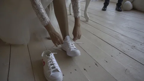 Bride in sneakers Vidéo 106576257