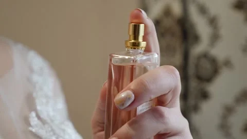 The bride sprays perfume on her neck. Vídeo Stock 166551891