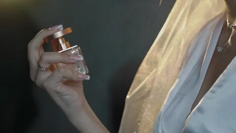 The bride sprays perfume on herself Stock-Footage 306173818