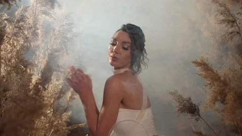 Bride squatting surrounded by smoke and pampas grass Vidéo 239233208