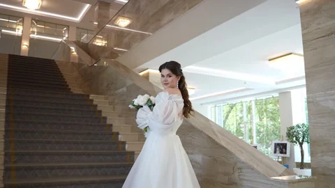 The bride is standing on a beautiful staircase Vidéo 246154185