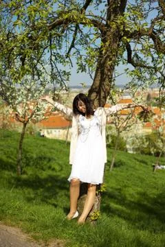 Bride standing in a tree Foto stock
