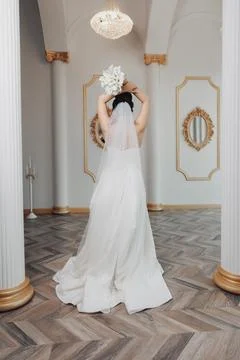 Bride stands in elegant, softly lit hall Stockfoto's