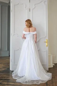 The bride stands with her back to the camera showing off a beautiful dress Foto stock