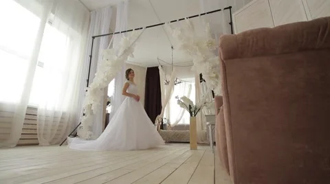 The bride stands in the room. Vidéo 57905587