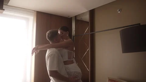 The bride threw her arms over the groom's shoulders Vidéo 262361126