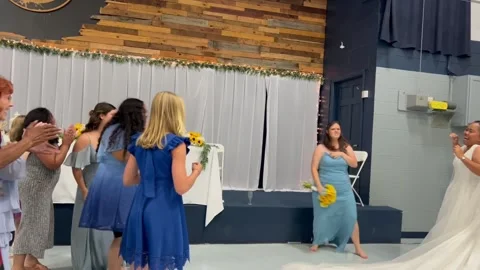 Bride throwing bouquet Video stock 279517252