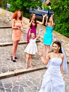 Bride throwing bouquet Foto stock