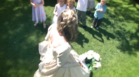 Bride throws her bouquet at happy summer outdoor wedding. Vídeos de archivo 32941437