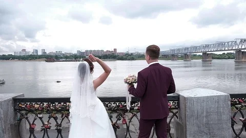 Bride throws the key from the lock into the river Vidéo 127230291