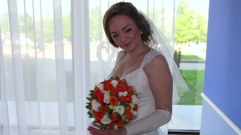 Bride turns the bouquet Stock Footage 66335099