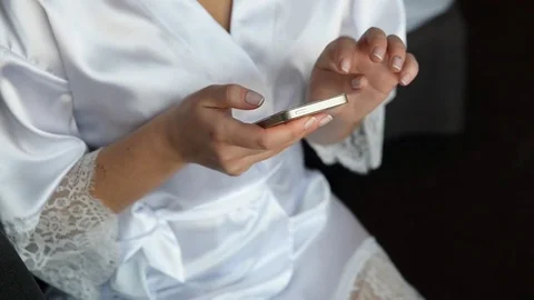 Bride typing sms by the mobile phone 库存影片 71374482