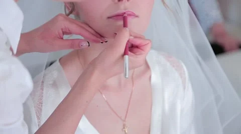 The bride in a veil are doing a make up Stock Footage 61335512