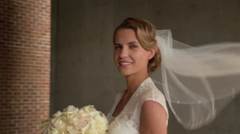 Bride with veil fluttering in the wind Vídeos de archivo 48149156