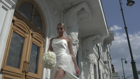 Bride walking down the street Vidéo 246155225