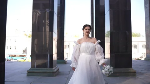 The bride walks among the columns Vidéo 246154075