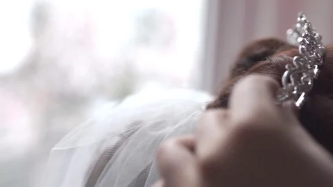 Bride wearing a crown. Preparation for a wedding ceremony Stockbeeldmateriaal 80669397