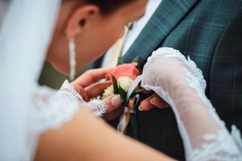 Bride wears a buttonhole Foto stock