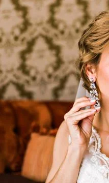 Bride wears earrings Foto stock