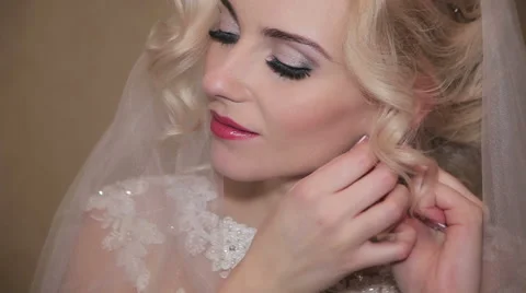 The bride wears a wedding earring Video stock 61172110