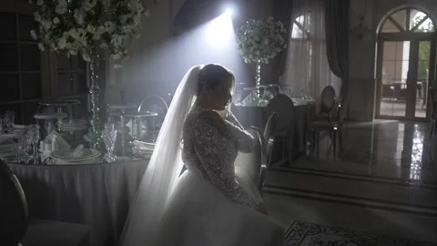 Bride in wedding dress dancing in dark room under flash photography at midnight Vidéo 265574643