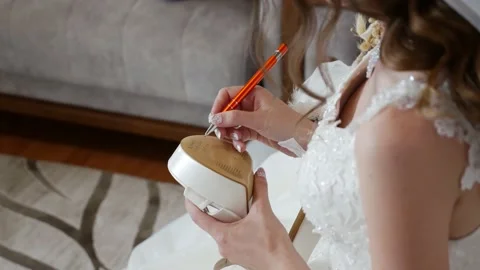 Bride writes on shoe Vídeo Stock 239987674