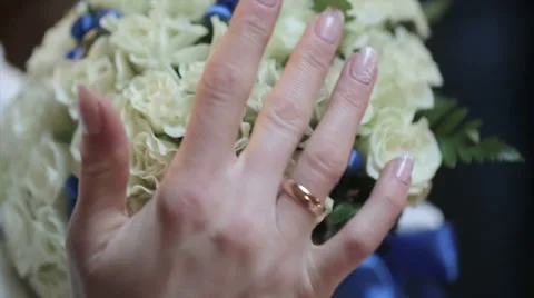 Brides bouquet on hands Видео 61757623