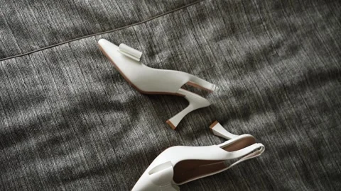 Bride's elegant white shoes Vídeos de archivo 332980390