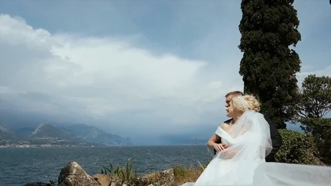 Bride's On The Shore Of The Lake. 스톡 동영상 104873875