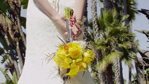 Bride's yellow bouquet Vídeo Stock 102008055