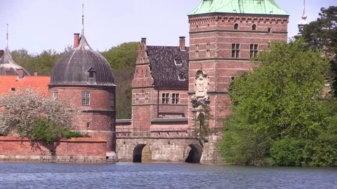 Bridge across the moat to the gate to Frederiksborg Castle, Hillerød, Denmark 스톡 동영상 75411866