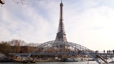 Bridge across the Seine in front of the Eiffel tower Stock Footage 182878947