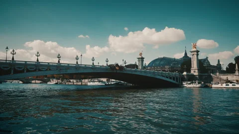 Bridge Alexander 3 over the river Seine with the big palace behind 스톡 동영상 139757441